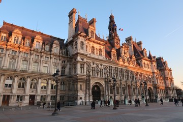 Paris, façade de l'Hôtel de Ville au soleil couchant (France)