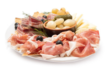 Vassoio di prosciutto crudo e vari cibi italiani