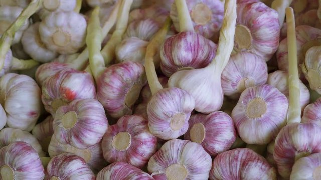 18807_A_much_closer_look_of_the_white_garlics_on_the_box.mov