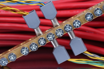 Electric bus with cables and cable lugs