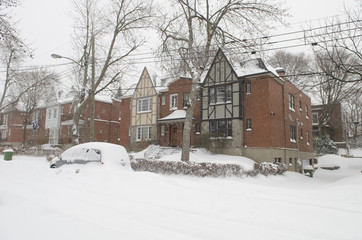 Journée enneigée dans un quartier résidentiel de Montréal