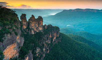Morgendämmerung bei den Three Sisters in den Blue Mountains Australien