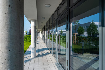 Gebäude Erdgeschoss mit Glasfront 