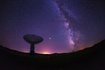 Radio telescopes and the Milky Way - obrazy, fototapety, plakaty