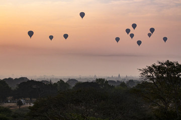 Myanmar, Bagan - mongolfiere al tramonto