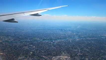 Fototapeta premium Flugzeug über Paris