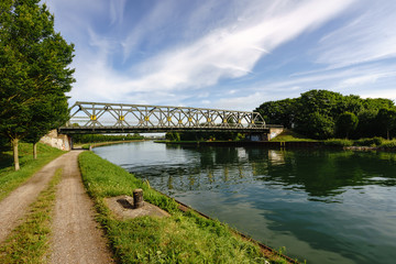 Kanal mit Brücke und Wolken