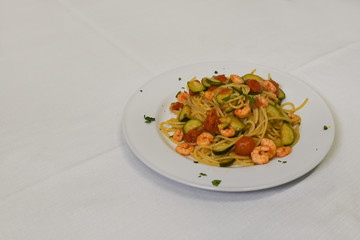 Piatto di spaghetti ai frutti di mare al ristorante