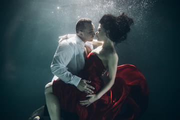 Obraz na płótnie Canvas Couple swimming underwater