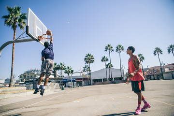 Obraz premium Friends playing basketball