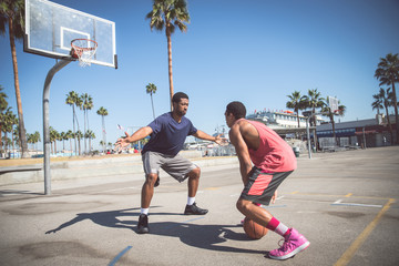 Obraz premium Friends playing basketball