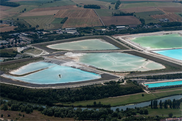 vue aérienne de lacs de décantation d'une usine chimique à Art-sur-Meurthe près de Nancy en France