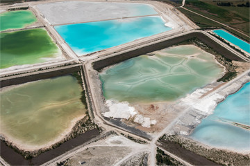 vue aérienne de lacs de décantation d'une usine chimique à Art-sur-Meurthe près de Nancy en France