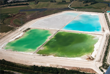 vue aérienne de lacs de décantation d'une usine chimique à Art-sur-Meurthe près de Nancy en...