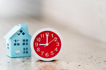 Red clock is nine o'clock in the morning. blue house on the side On the marble floor It is comparable to home mortgage payment period. Must have financial management system from reputable institution.