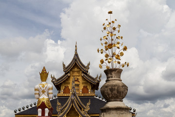 Obraz premium Buddhist background with amazing cloudy sky, buddhist statue, traditional temple and golden flower at Wat Bandensali temple in Thailand