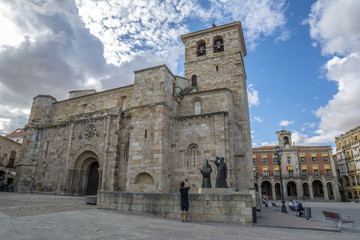 Fototapeta na wymiar Fachada de la iglesia de San Juan Bautista en la Plaza Mayor de Zamora , España 