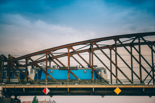 Locomotive sur pont en fer