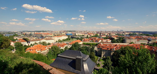 Krajobraz Pragi, stolicy Czech w piękny pogodny letni dzień