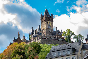 Obraz premium Twierdza cochem pod błękitne niebo latem