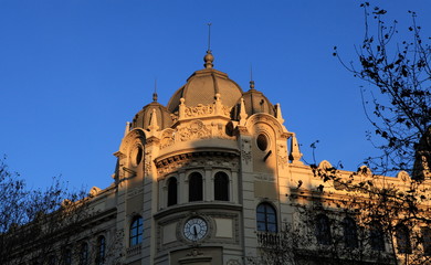 Edificio, sol y sombra, cielo azul