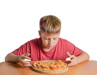 teen eating pizza