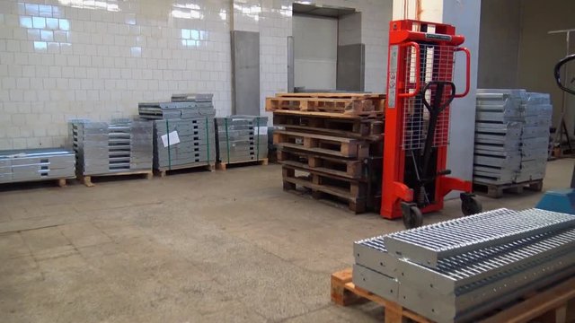 pracownik magazyny firmy fabryki