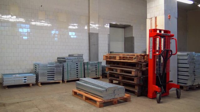 pracownik magazyny firmy fabryki