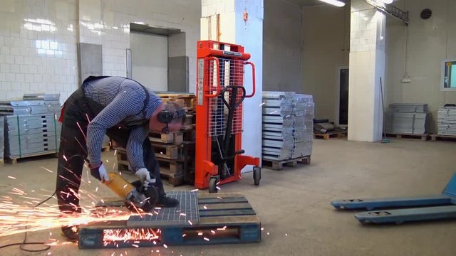 pracownik magazyny firmy fabryki