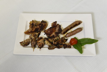 Piatto di carne servito al ristorante