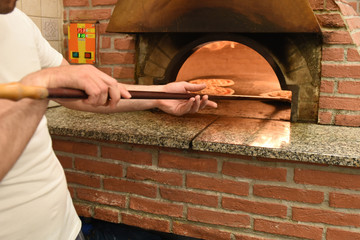 Pizza tradizionale al forno in una pizzeria