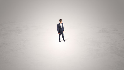 Obraz premium Young businessman standing alone in the middle of an empty space 