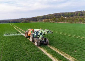 Ackerbau - Pflanzenschutz, Feldspritze im Einsatz, Luftbild