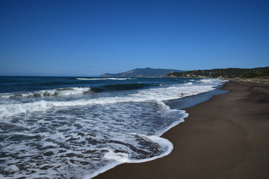 Capalbio - spiaggia nera di La Torba (monte Argentario sullo sfondo)
