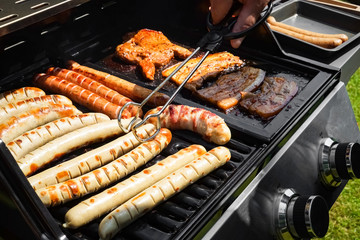 Grillzeit - Angrillen auf dem Gasgrill mit Bratwurst, Steaks und Bauschspeck
