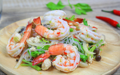 Fototapeta na wymiar Spicy Thai salad with shrimp and mince pork
