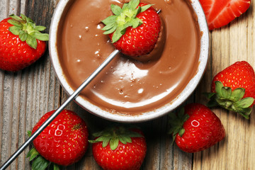 Fondue with Melting chocolate or melted chocolate and strawberry.