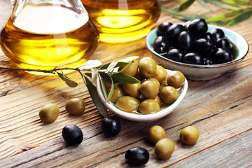 Foto op Plexiglas olives and olive oil. fresh organic black and green olives © beats_