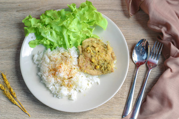 Steamed chicken with herbs, with lettuce, Traditional Thai food