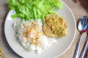 Steamed chicken with herbs, with lettuce, Traditional Thai food