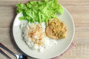 Steamed chicken with herbs, with lettuce, Traditional Thai food