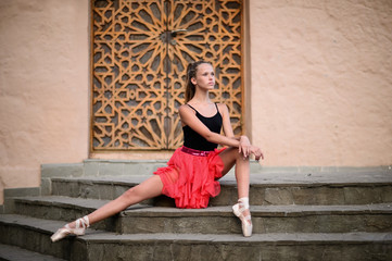 Fototapeta na wymiar Elegant ballet dancer girl dancing ballet in the city