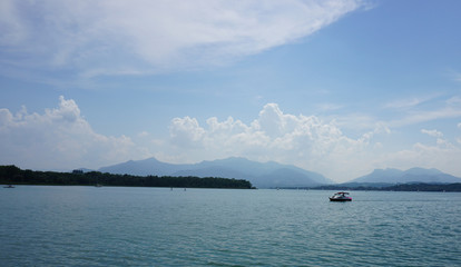 Obraz na płótnie Canvas berg panorama mit see und tretboot