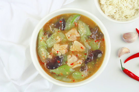 Spicy soup with chicken and luffa or zucchini, Thai style
