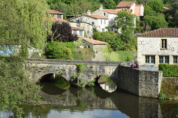 Pont roman sur la rivière Mère à Vouvant, Vendée, Pays de la Loire.