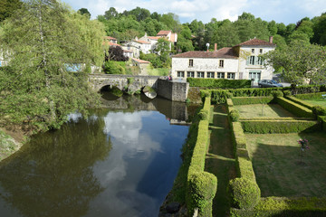 Fototapeta na wymiar Pont roman sur la rivière Mère à Vouvant, Vendée, Pays de la Loire.