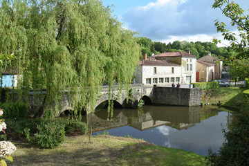 Pont roman sur la rivière Mère à Vouvant, Vendée, Pays de la Loire. © Georges Blond