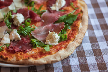 Verschiedene Italienische Pizza aus dem Pizz Ofen mit Tomaten Soße und Mozzarella und Belag