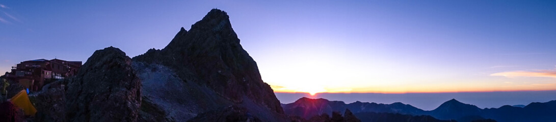 Fototapeta premium 槍ヶ岳と朝日、登山、北アルプス、絶景、日本