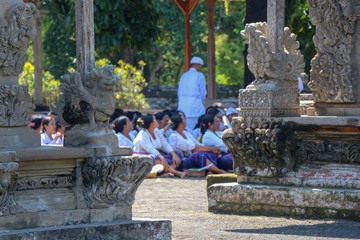 A Hindu priest and balinese women at a ritual at Taman Ayun Temple